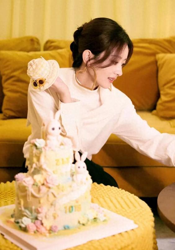 眼神纯净治愈全网手捧兔子蛋糕太甜了开元棋牌赵丽颖38岁生日美照来袭!(图2) 眼神纯净治愈全网手捧兔子蛋糕太甜了开元棋牌赵丽颖38岁生日美照来袭!(图2)