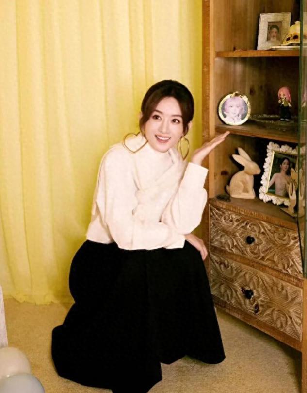 眼神纯净治愈全网手捧兔子蛋糕太甜了开元棋牌赵丽颖38岁生日美照来袭!(图4) 眼神纯净治愈全网手捧兔子蛋糕太甜了开元棋牌赵丽颖38岁生日美照来袭!(图4)