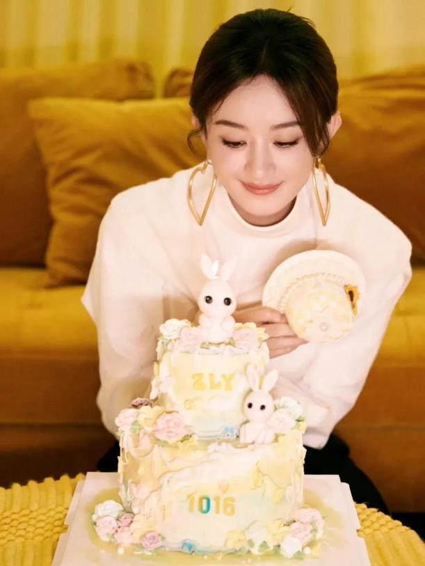 眼神纯净治愈全网手捧兔子蛋糕太甜了开元棋牌赵丽颖38岁生日美照来袭!(图5) 眼神纯净治愈全网手捧兔子蛋糕太甜了开元棋牌赵丽颖38岁生日美照来袭!(图5)